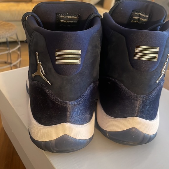 Jordan 11s Retro - Midnight Navy/White/Metallic Silver - Picture 5 of 9